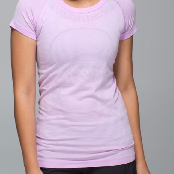 Lululemon Swiftly Tech Short Sleeve Crew
T-shirt pretty purple size 6